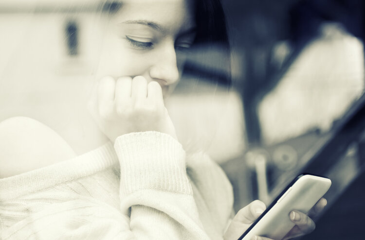 Mädchen-Trauer-Smartphone