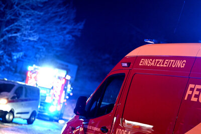 Zu sehen ist ein Rettungswagen in eine nächtlichen Unfallsituation.