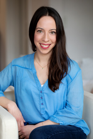 Lea Römer ist seit dem 1. Februar Geschäftsführende Leitung des JUUUPORT e.V. ZU sehen ist ein Portraitfoto von Lea Römer. Sie sitzt auf einem Sessel und lächelt in die Kamera.