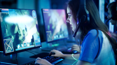 Eine junge Frau spielt ein Computerspiel