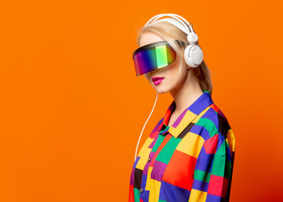 KI Eine junge, sehr perfekt aussehende Frau mit Kleidung in knalligen Farben und einer VR-Brille