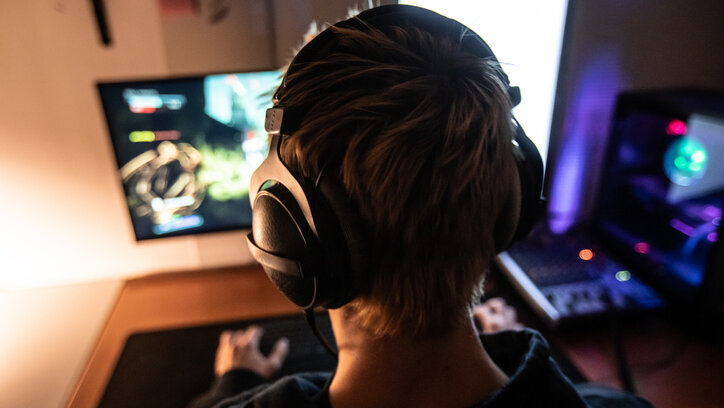Online Games Jugendliche Ein Junge spiel ein Computerspiel
