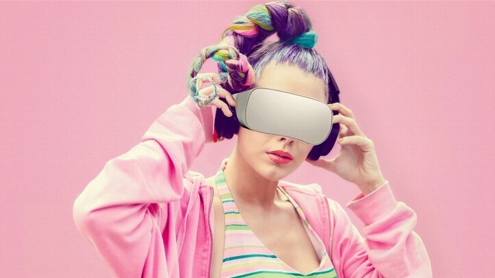 Eine junge Frau mit einer VR-Brille, die futuristisch aussieht.