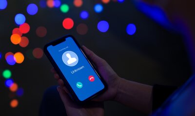 Ein Handy, auf dem ein unbekannter Anrufer anruft.