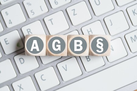 AGBs Eine PC-Tastatur, auf der Zusätzlich die Buchstaben "AGB" und ein Paragraphen-Zeichen abgebildet sind.