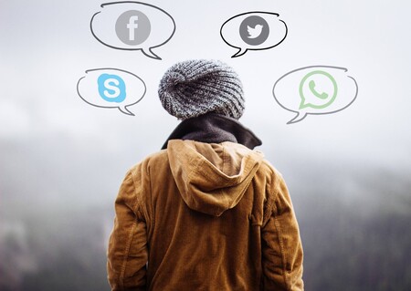 Kommunikation über soziale Medien Person steht rückwärtsgewandt mit Social-Media-Symbolen in Sprechblasen
