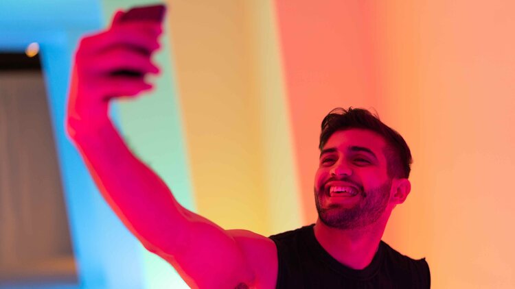 Influencer macht Selfie