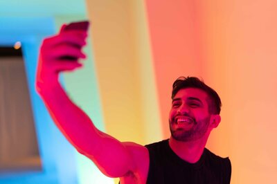 Influencer macht Selfie von sich