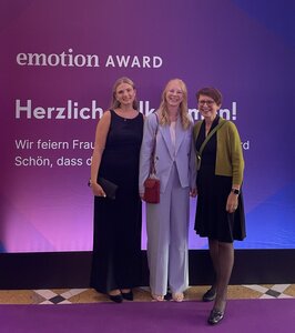 Drei Frauen bei der Verleihung des emotion Awards 2025
