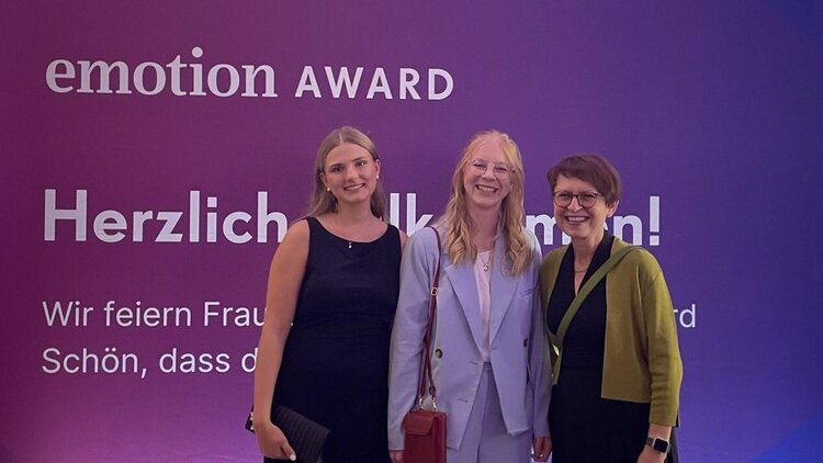 Drei Frauen bei der Preisverleihung des emotion Awards 2025