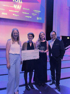 Scheckübergabe bei der Preisverleihung des emotion Awards 2025