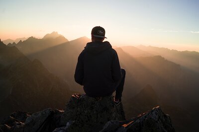 Ein Junge entspannt auf einem Berg
