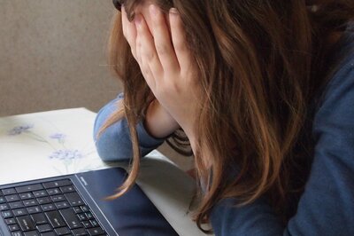 Braunhaariges Mädchen weint vor Laptop