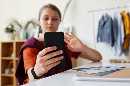 Cybergrooming ist die sexuelle Anmache im Netz Mädchen macht ein Selfie