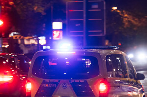 Zu sehen ist ein Einsatzwagen im dunkeln mit Blaulicht