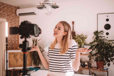 Influencerin macht Werbung