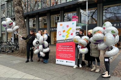 Gruppenbild mit Luftballons