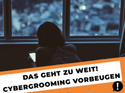 Mädchen liegt in dunklem Schlafzimmer und schaut auf ihr Handy