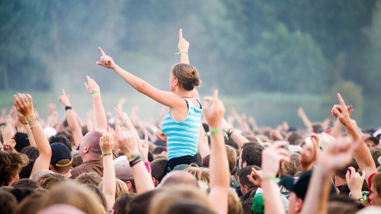 Eine feiernde Menge bei einem Festival