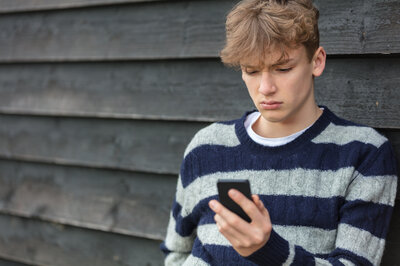 Junge ist traurig über negative Kommentare bei der App Tiktok