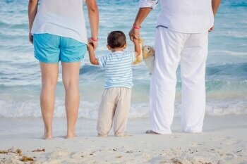 Eltern mit Kind am Strand