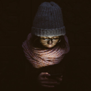 Digitale Einsamkeit in der Corona-Zeit Jugendliche schaut auf Smartphone