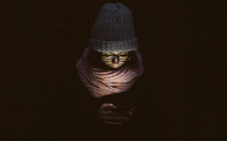 Jugendliche schaut auf Smartphone