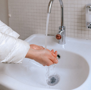 Handy-Hygiene gegen Corona-Viren Frau wäscht Hände